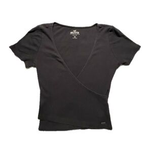 Hollister Ribbed Baby Tee – Women’s Medium | Cropped Fit, Y2K Basic, Everyday